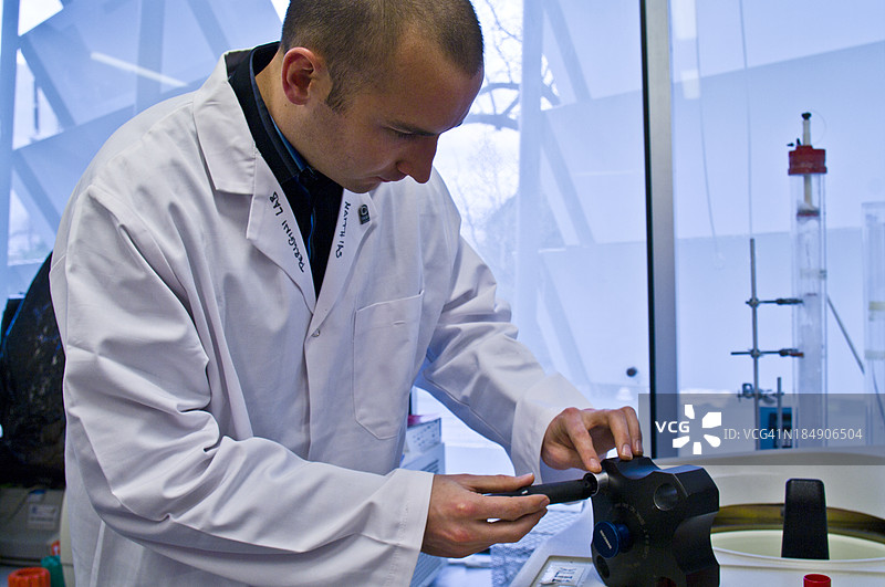 科学家们将分析离心机装载以准备蛋白质样本。图片素材