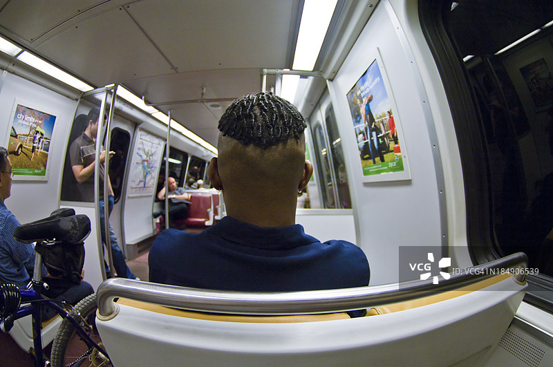 乘客在黑暗的地铁隧道中乘坐火车。图片素材