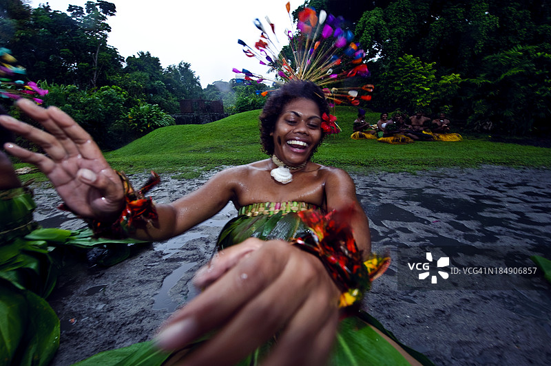 一位女性在梅克舞仪式中将双手举向空中。图片素材