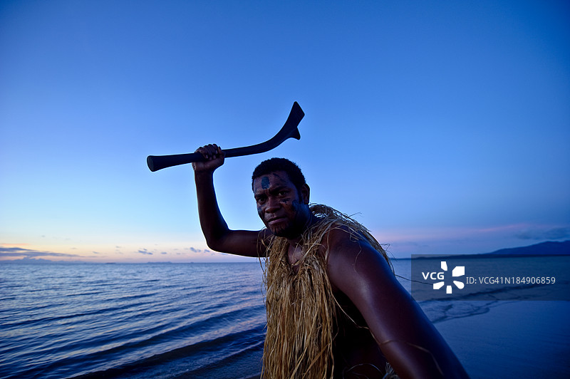 一位战士挥舞着传统的战斗用塔利棍。图片素材