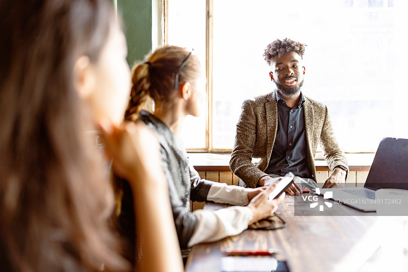 商务人士午休时间。图片素材