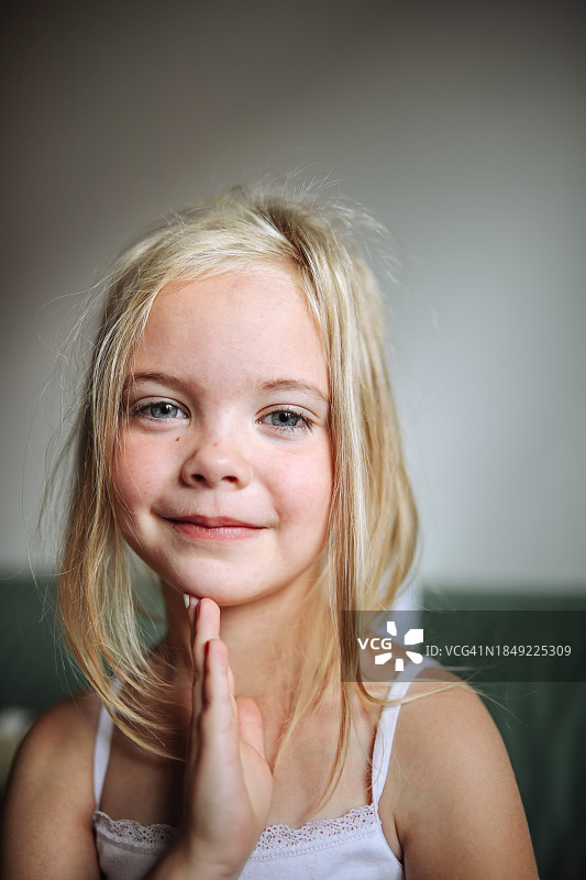 居家特写：甜美金发女童的肖像，真挚的情感，家庭环境。图片素材