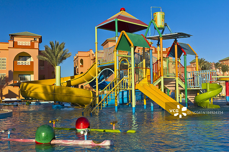 豪华热带度假村内的水上乐园图片素材