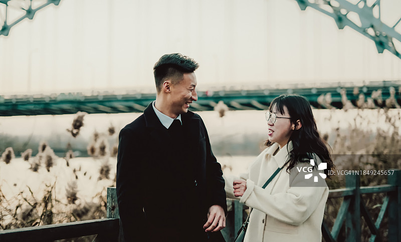 在冬天户外快乐散步的亚洲年轻夫妇图片素材