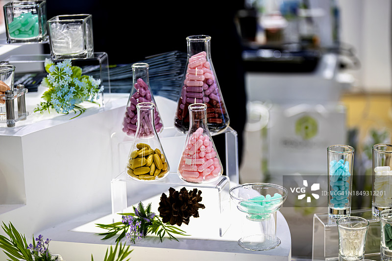 瓶装各种药丸、胶囊、维生素、Omega 3鱼油和膳食补充剂图片素材