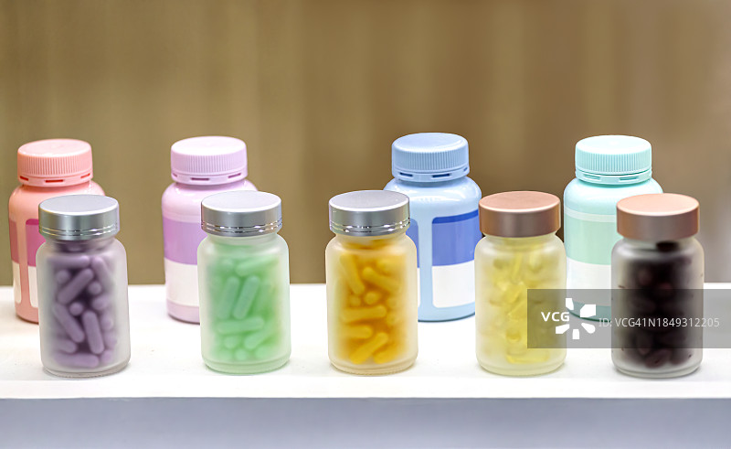 瓶装各种药丸、胶囊、维生素、Omega 3鱼油和膳食补充剂图片素材