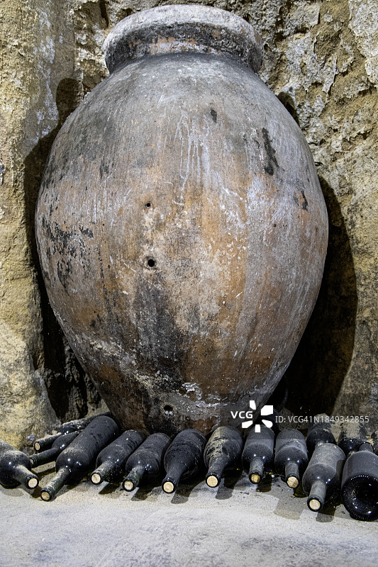 洞穴中用作葡萄酒酿造和储存的旧罐子图片素材