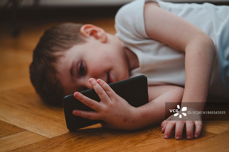 男孩和手机图片素材