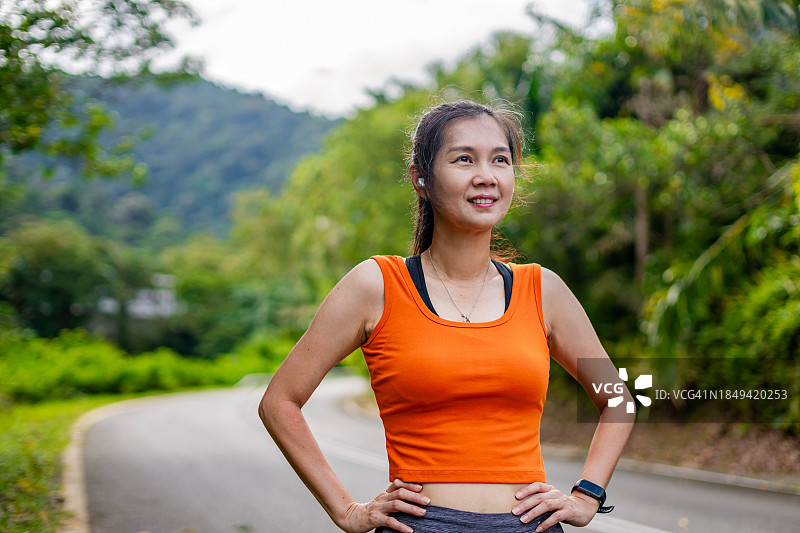 在乡村道路上跑步的运动女性图片素材