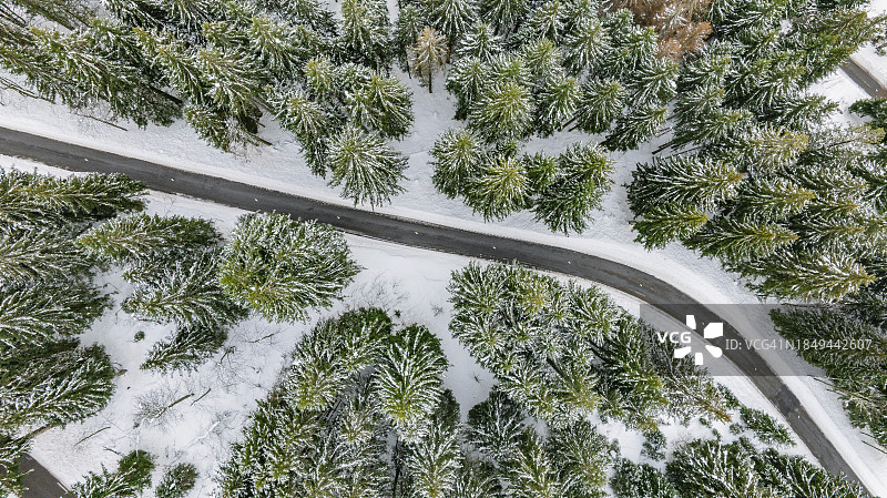 白雪皑皑的冬日法国阿尔卑斯山脉的山口公路航拍图图片素材