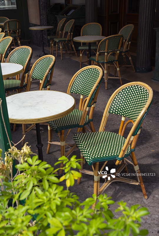 罗朗·吉劳杜作品：巴黎咖啡馆露台图片素材