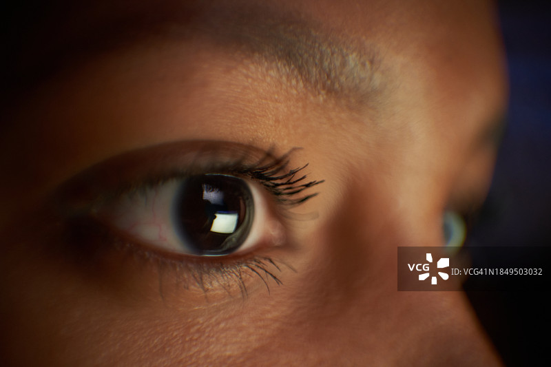非裔美国女性视力特写图片素材