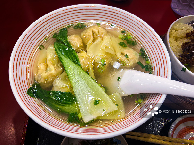 红白碗里的馄饨汤图片素材