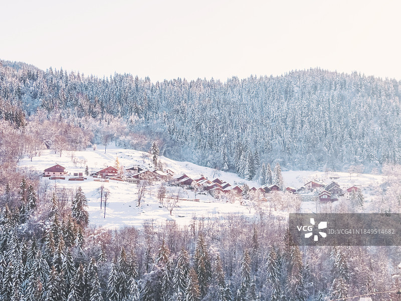 法國滑雪勝地帶小木屋的阿爾卑斯山豪華度假村图片素材