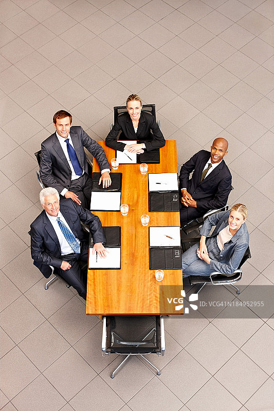 会议桌上的商务团队图片素材