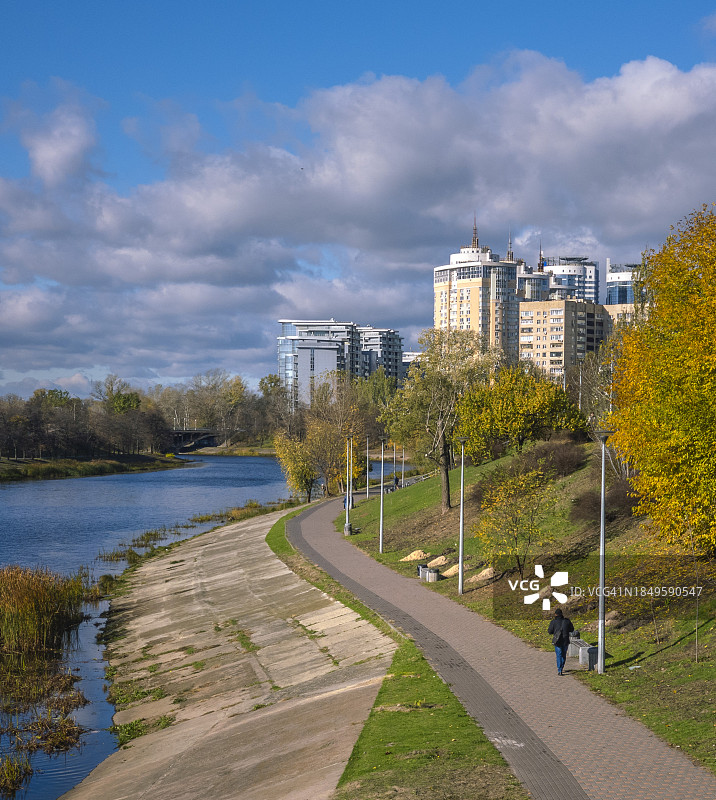 公园河畔人行道晴天图片素材
