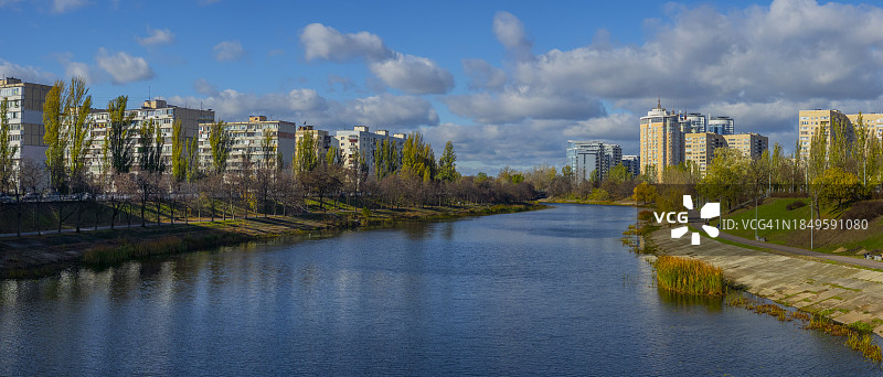 河道旁的住宅区图片素材