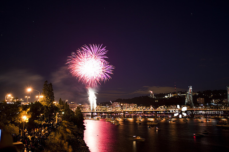 河畔烟花图片素材