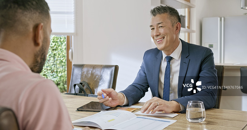 男性保险代理人向客户展示宣传册图片素材