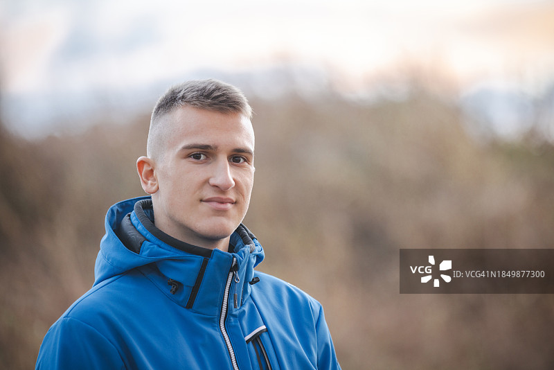 青少年男孩的户外肖像图片素材