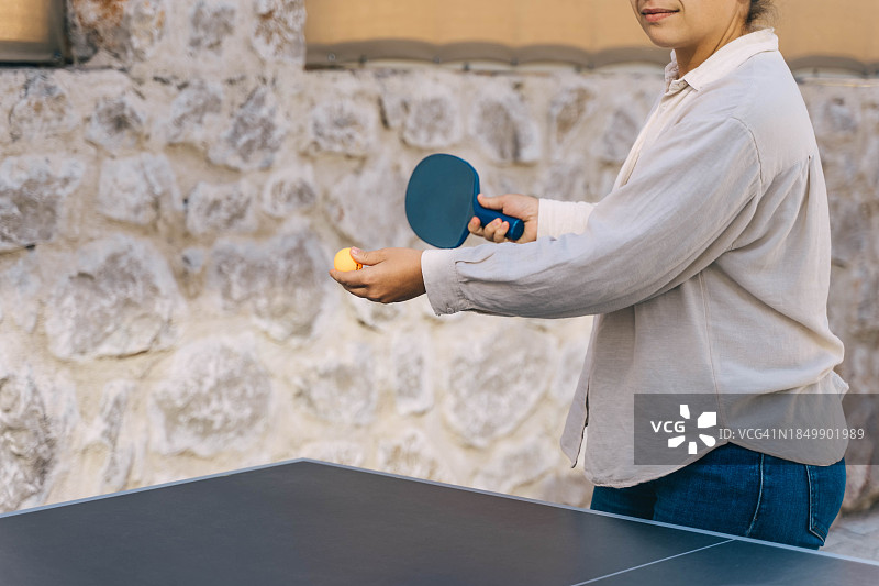 一位不知名的女性在打乒乓球图片素材