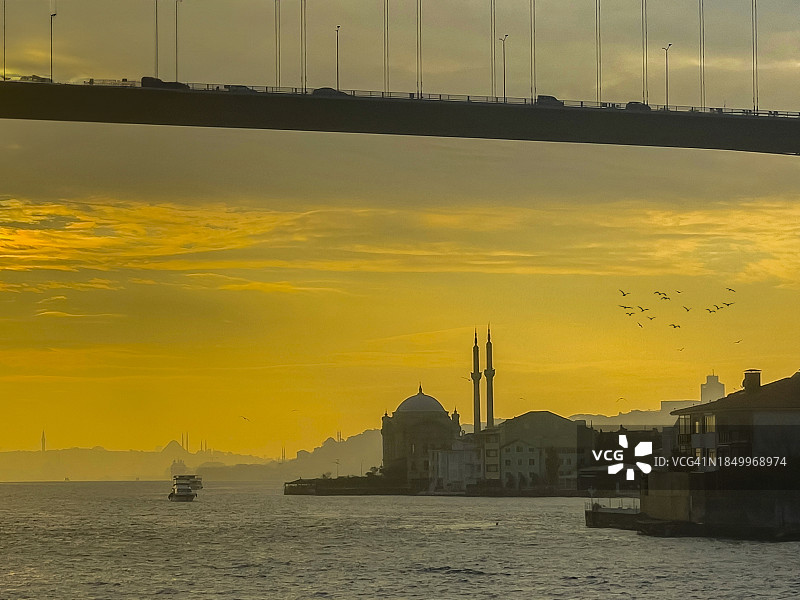 博斯普鲁斯海峡、博斯普鲁斯海峡大桥、奥尔塔科伊清真寺伊斯坦布尔图片素材