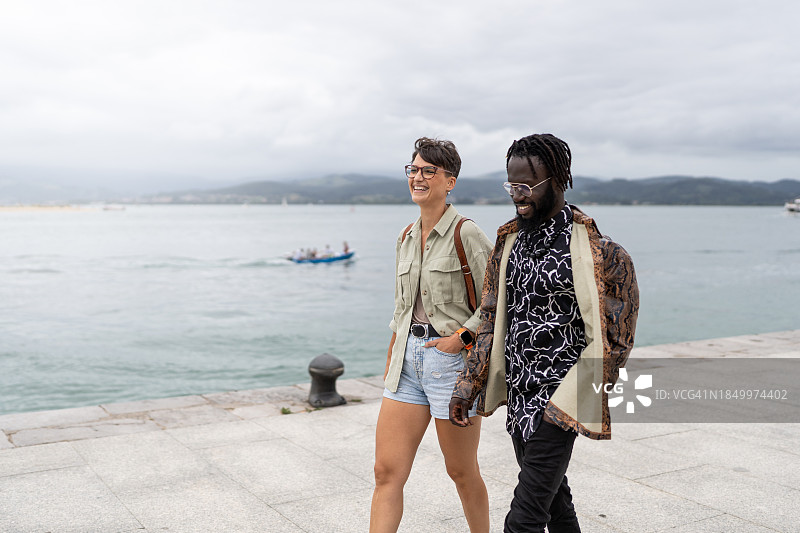 朋友们在海边散步图片素材