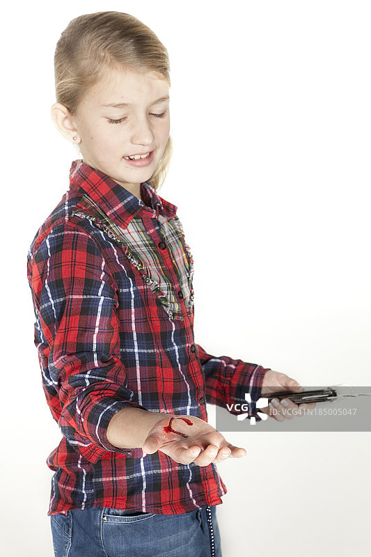 受伤的年轻女孩拿着刀图片素材