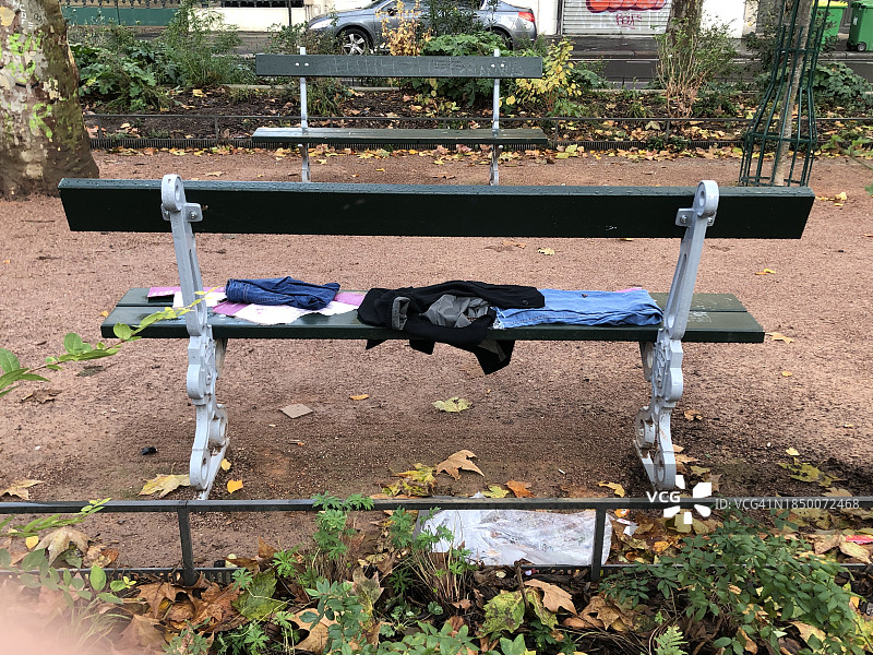 遗留给无家可归者的衣物图片素材