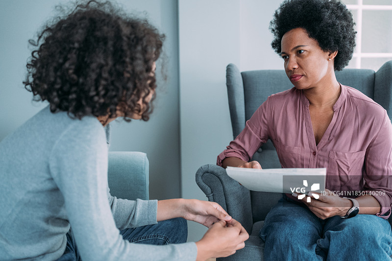 女心理咨询师在办公室与青少年男孩交谈图片素材