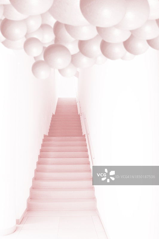 粉色球体装饰的楼梯图片素材