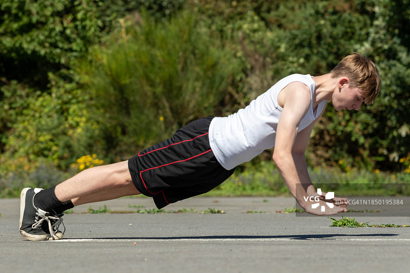 男人在英国伦敦的道路上锻炼（侧视图）图片素材