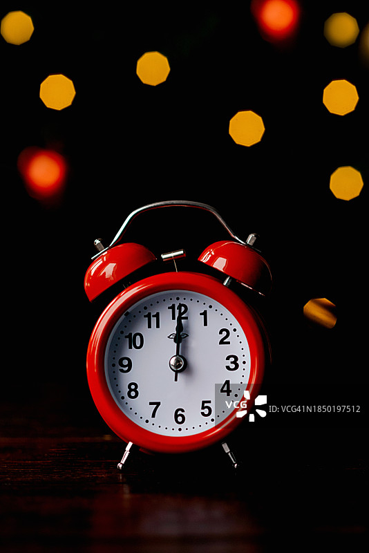 圣诞树背景下的红色闹钟图片素材