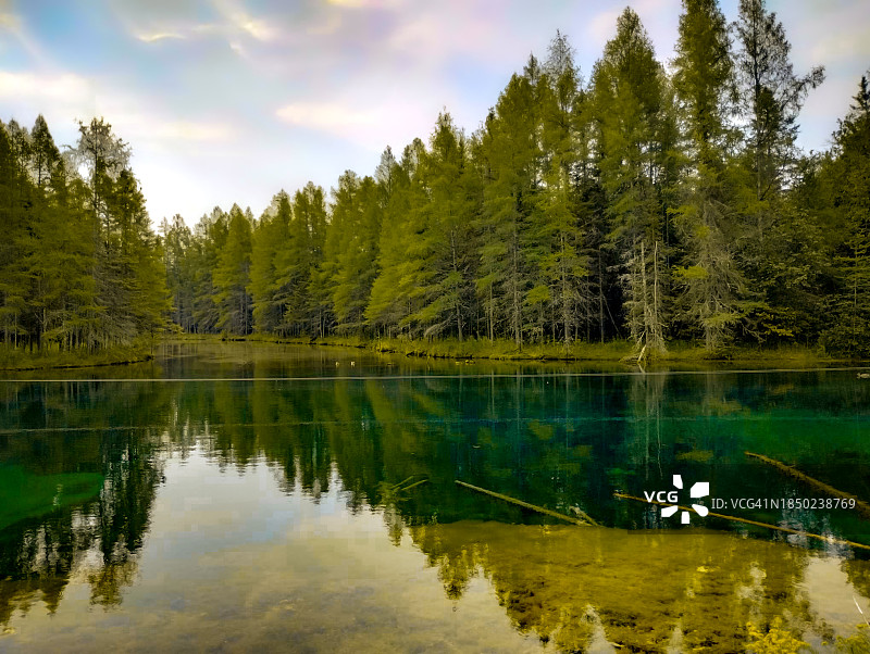 美国密歇根州马尼斯蒂克森林湖泊的风景图片素材