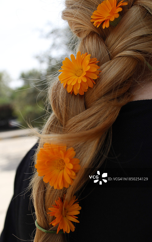 女人戴着花的特写镜头图片素材