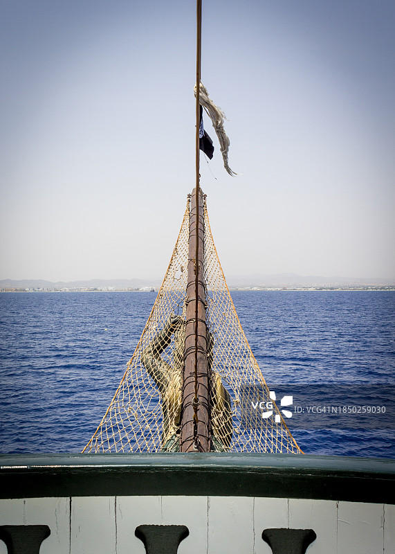 晴空下海中船只的特写图片素材