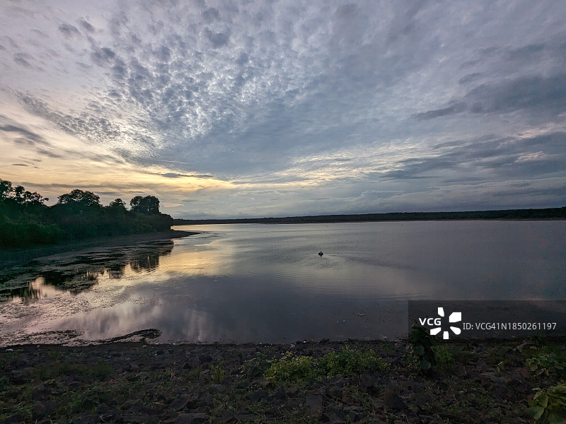 日落时分印度马哈拉施特拉邦那格浦尔地区湖泊的壮丽景色图片素材