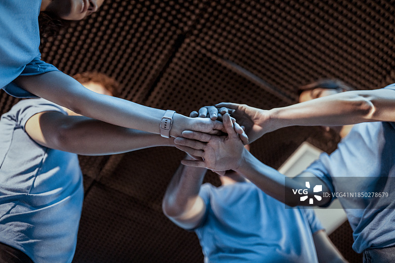 网络运动玩家们的手放在一起图片素材