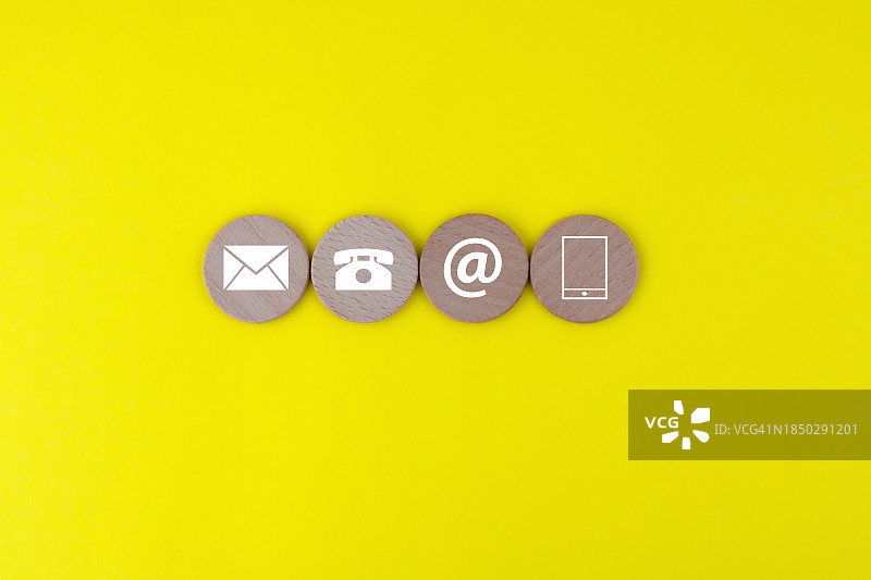 圆形木质黄色背景上的联系我们符号图片素材