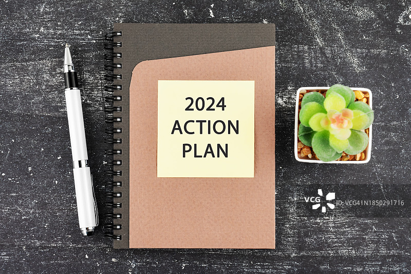 带有2024年行动计划文本的便利贴图片素材