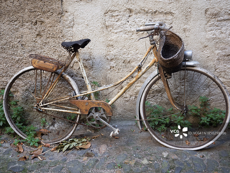 靠墙的老式自行车图片素材