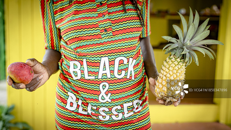 展示芒果和菠萝的人图片素材