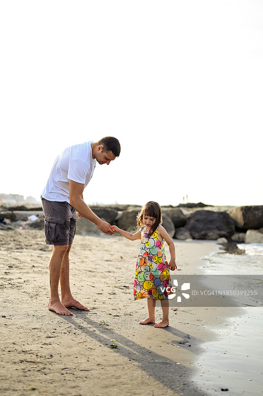 真实的家庭在沙滩上图片素材