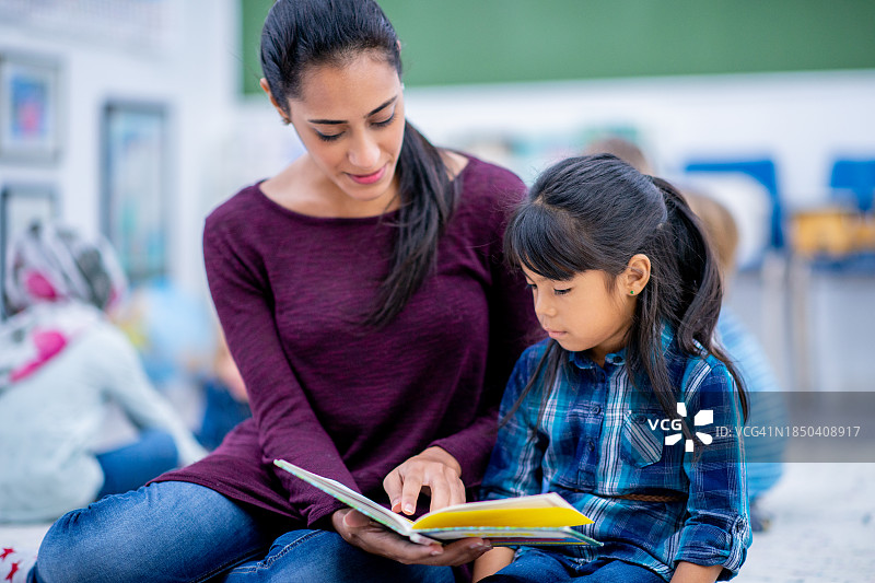 一对一阅读图片素材