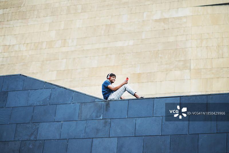 在城市环境中思考生活的厄瓜多尔成年学生图片素材