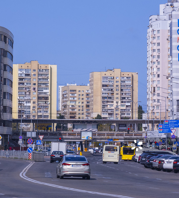 基辅市利沃别列兹纳区白天的车辆交通图片素材