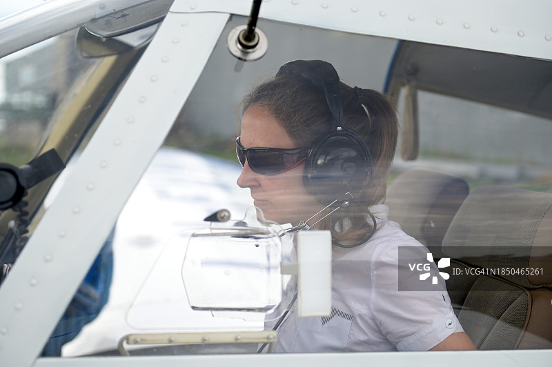 飞机上的自信女性图片素材