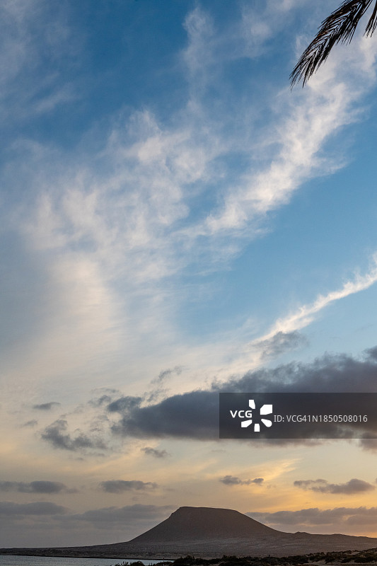 日落时分，拉格拉西奥萨岛上空多云的天空，背景是蒙塔尼亚阿马里利亚（黄山）图片素材