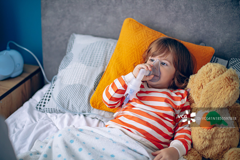 小男孩在家和妈妈一起做雾化图片素材