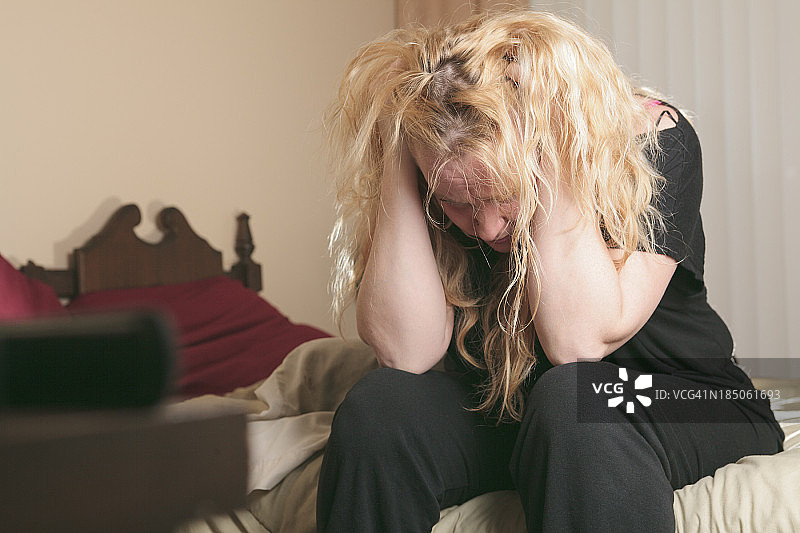 情感生活——手抚头发图片素材